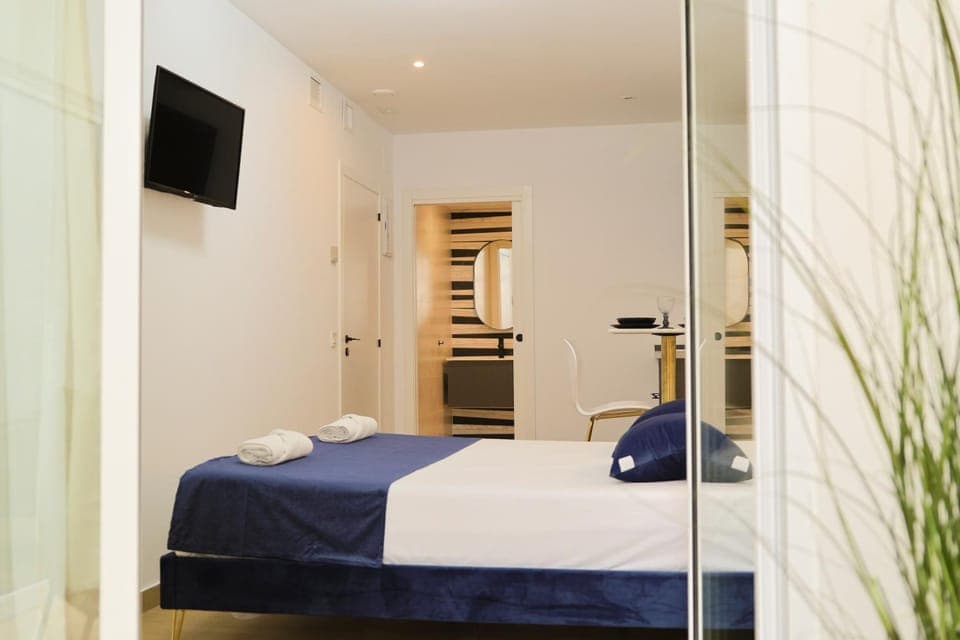 Bed, TV and multimedia, Bedroom