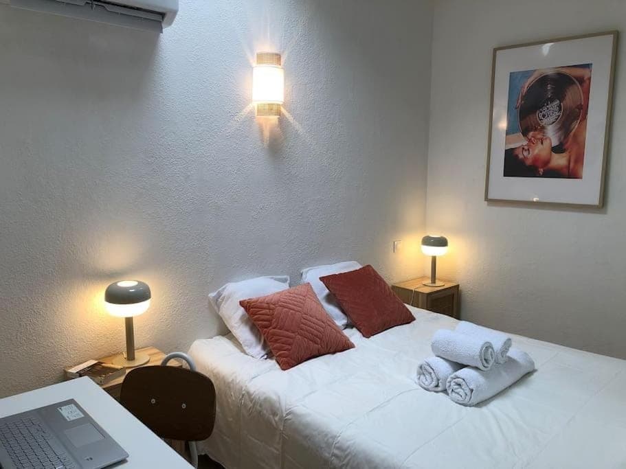 Bed, Photo of the whole room, Bedroom, towels