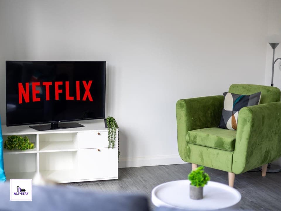 Communal lounge/ TV room, TV and multimedia, Living room, Seating area, Evening entertainment, Text overlay