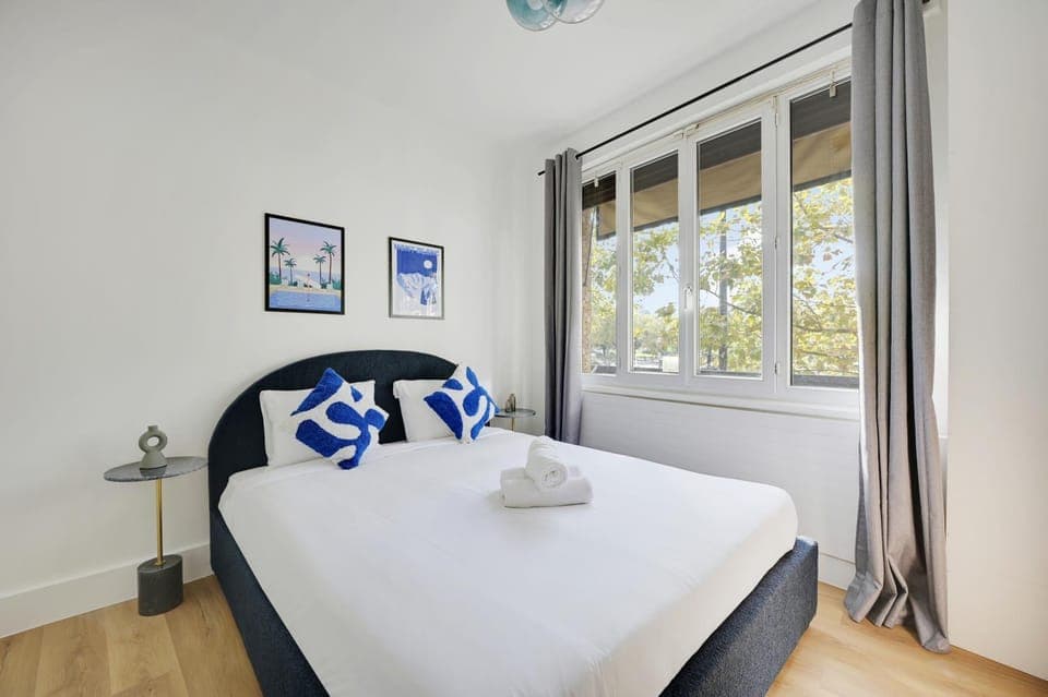 Photo of the whole room, Bedroom