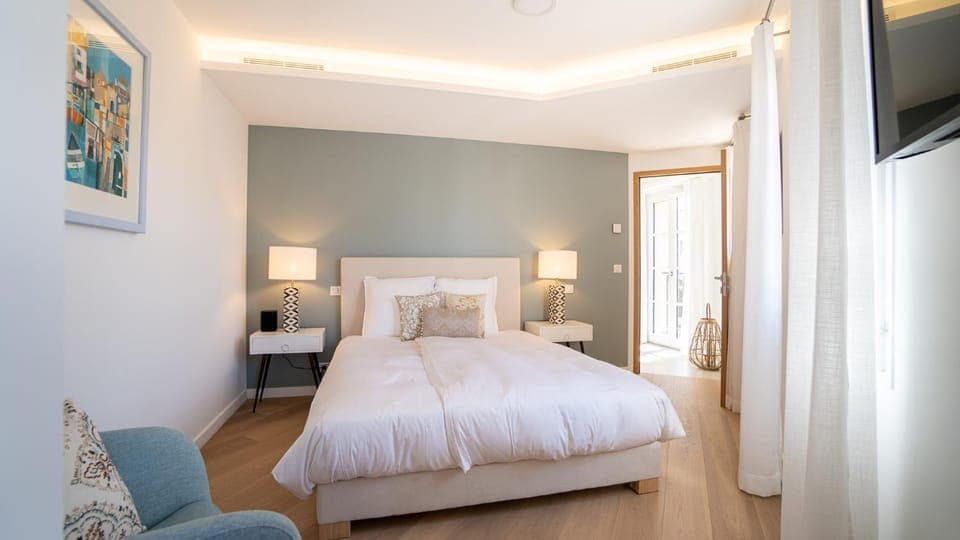 Bed, TV and multimedia, Photo of the whole room, Bedroom