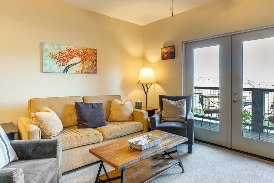 Walk to Slopes: Granby Condo w/ Balcony! House in Granby