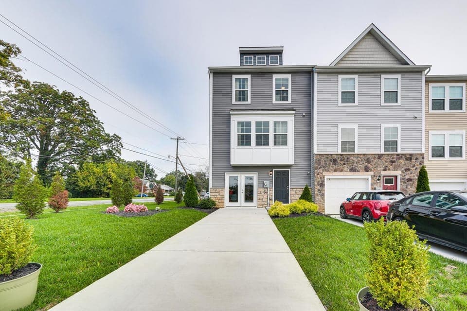 2 Mi to Hollywood Casino: Charles Town Townhome! House in Charles Town