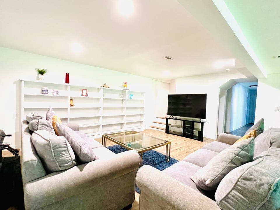 TV and multimedia, Living room, Seating area, Evening entertainment