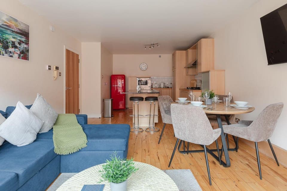 TV and multimedia, Kitchen or kitchenette, Living room, Dining area, oven