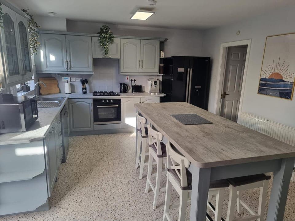 Coffee/tea facilities, Kitchen or kitchenette, Dining area, dishwasher, oven, stove, toaster