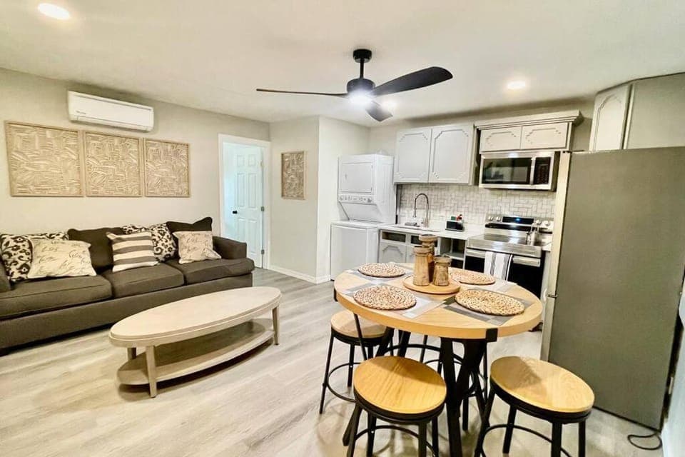 Kitchen or kitchenette, Living room, Seating area, Dining area, dishwasher, oven, stove, air conditioner