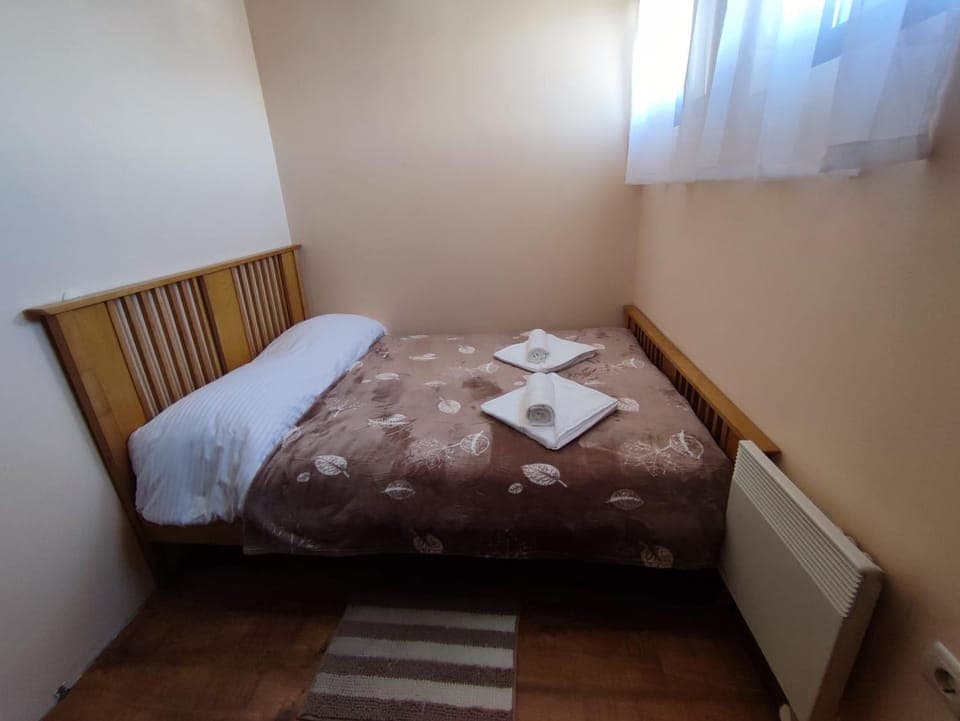 Bed, Bedroom, internet, towels