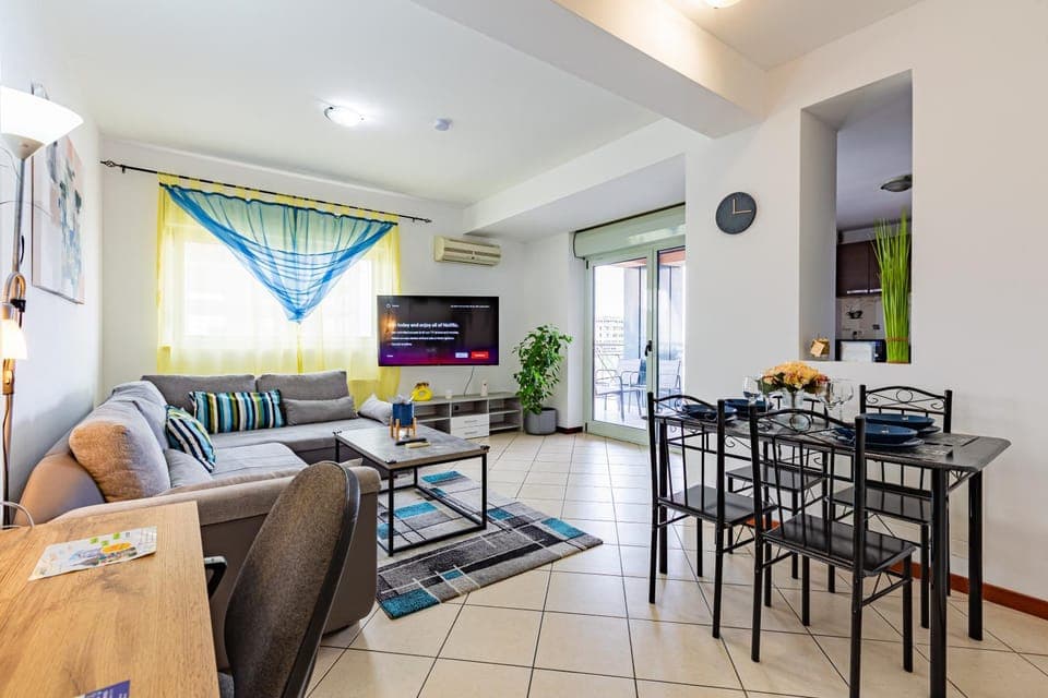 TV and multimedia, Kitchen or kitchenette, Living room, Seating area, Dining area, air conditioner