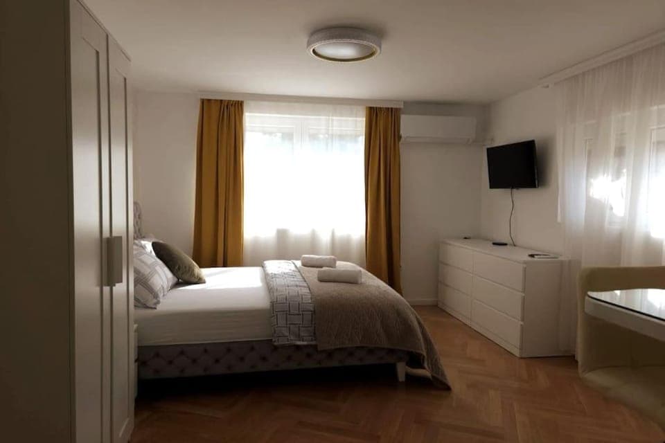 Bed, TV and multimedia, towels