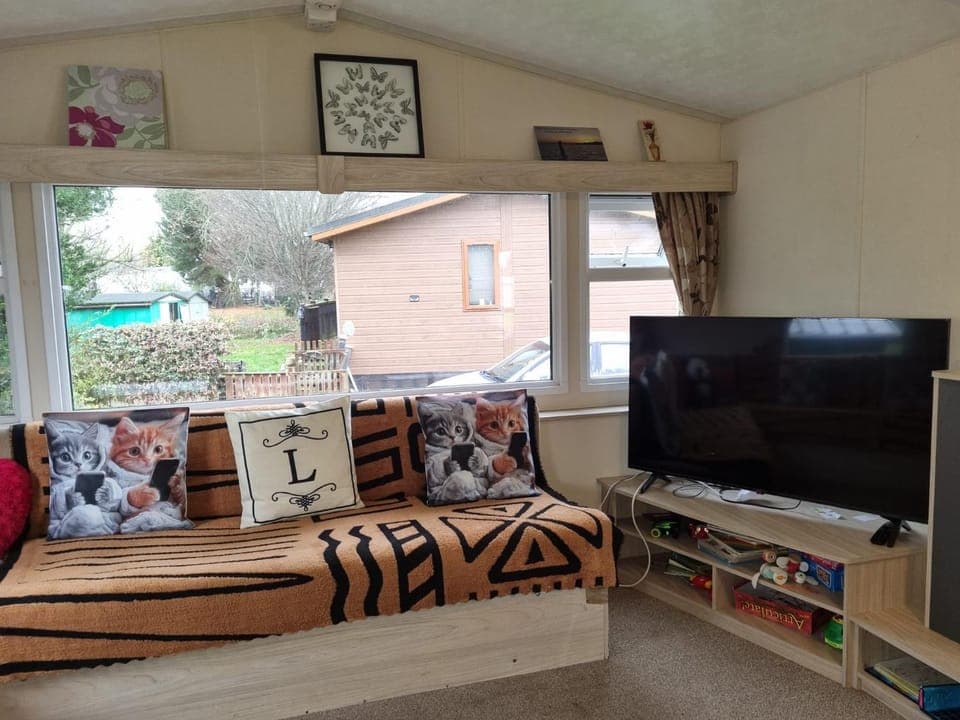 Communal lounge/ TV room, TV and multimedia, Living room, Seating area, Evening entertainment