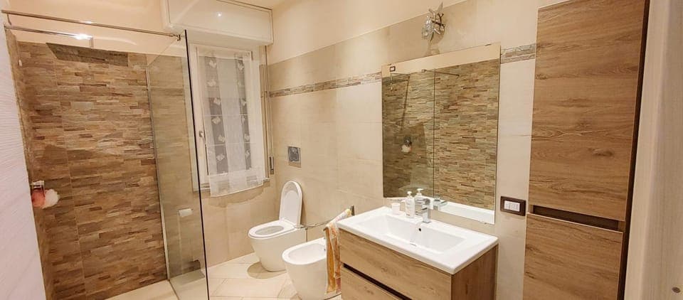 Shower, Toilet, Bathroom, towels