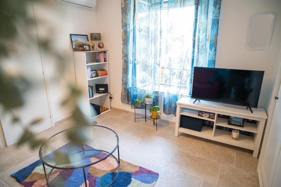 Communal lounge/ TV room, Library, TV and multimedia, Living room, Evening entertainment