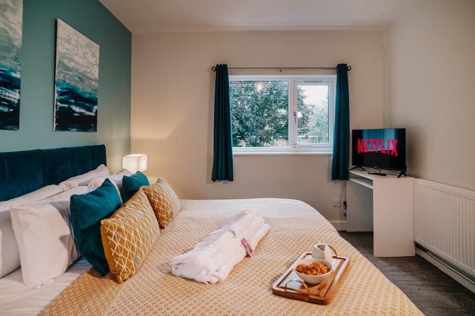 Bed, TV and multimedia, Bedroom