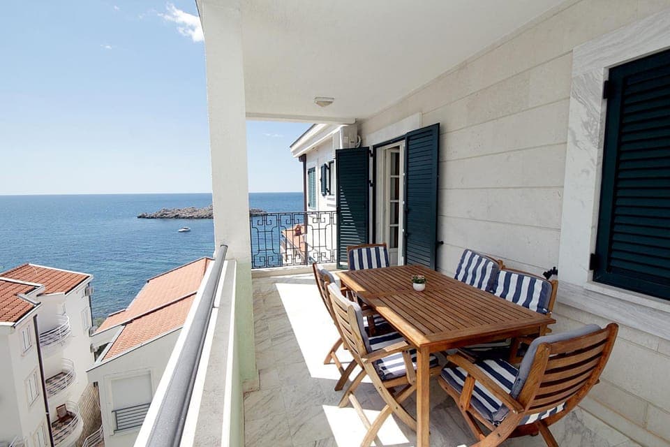 Staff, People, Balcony/Terrace, Other, Decorative detail, Landmark view, Sea view, Family