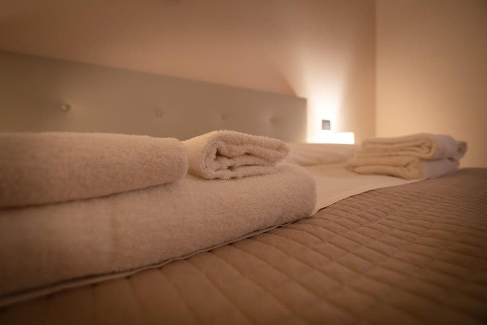 Bed, Bedroom, towels