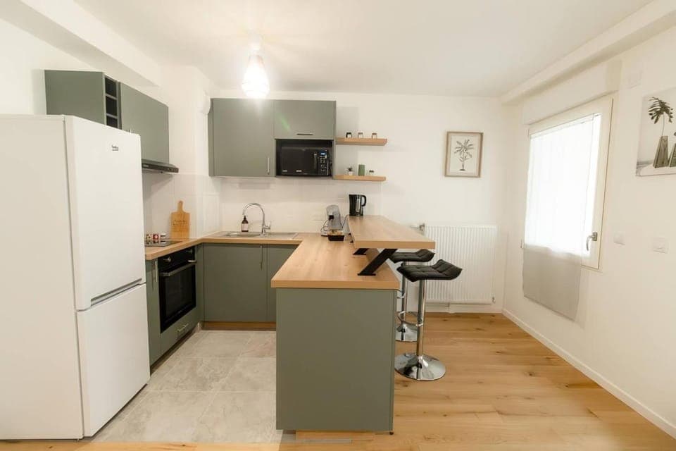 Kitchen or kitchenette, Dining area, oven, stove