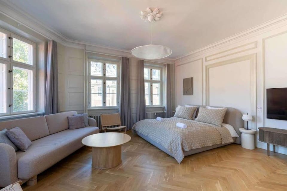 Bed, TV and multimedia, Living room, Photo of the whole room, Seating area, Bedroom