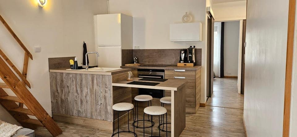 Kitchen or kitchenette, Dining area