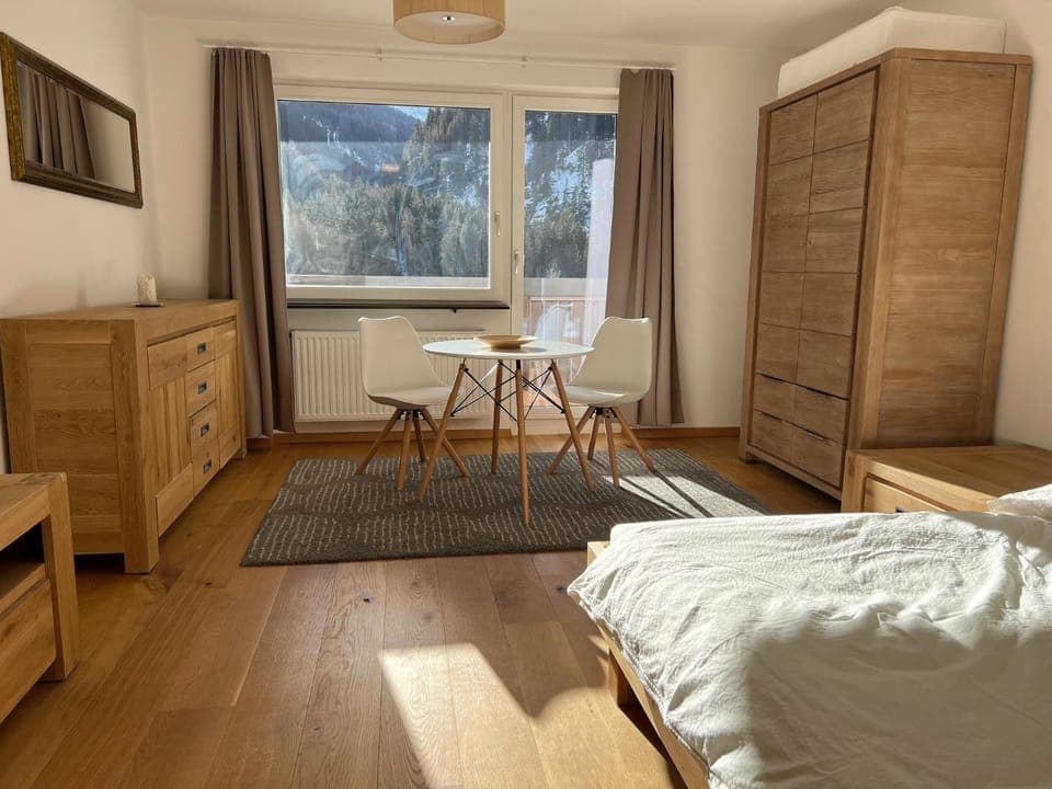 Photo of the whole room, Seating area