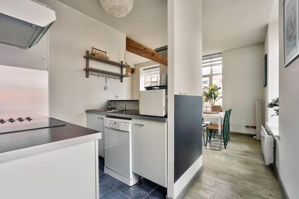 Kitchen or kitchenette, dishwasher, stove