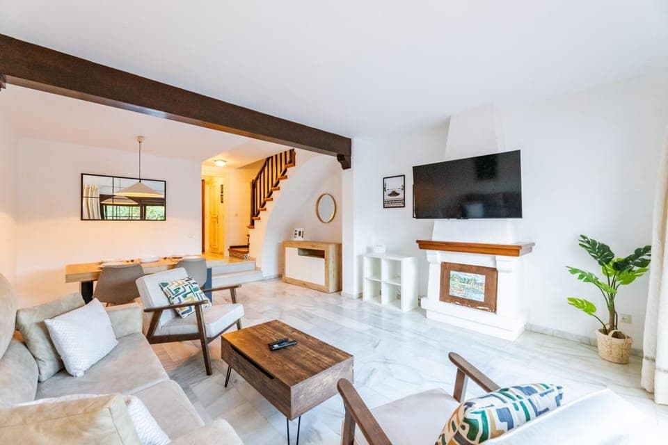 TV and multimedia, Living room, Seating area, Dining area