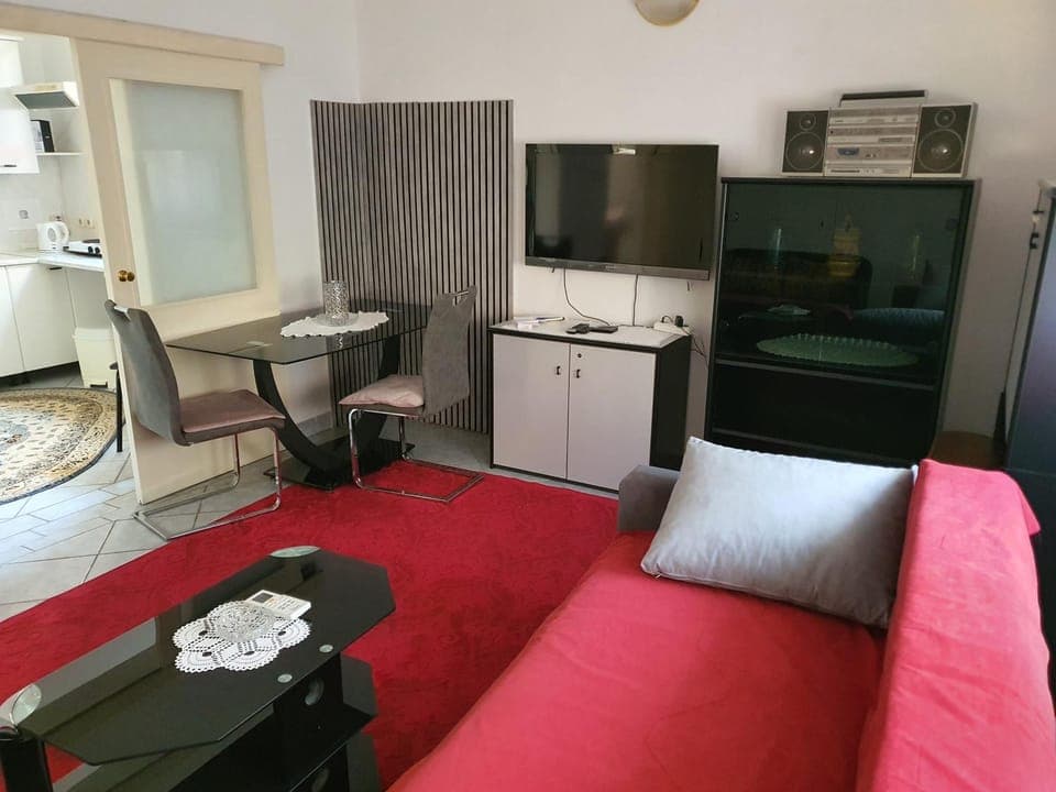 TV and multimedia, Living room, Seating area, Dining area