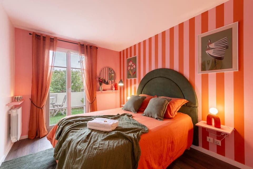 Bed, Bedroom, towels