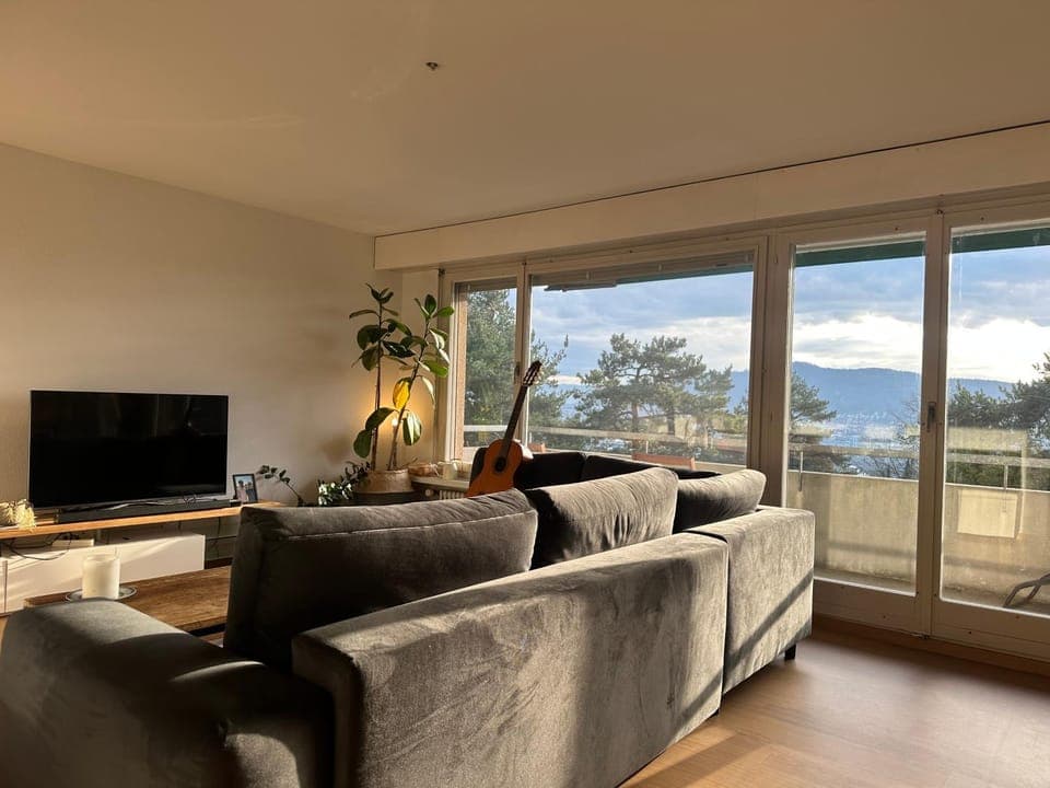 Communal lounge/ TV room, Natural landscape, TV and multimedia, Living room, Seating area, Evening entertainment, Mountain view