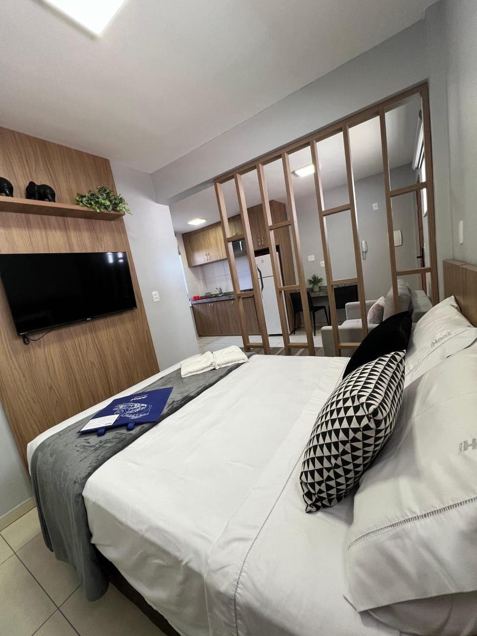 Bed, TV and multimedia, Photo of the whole room, Bedroom, towels