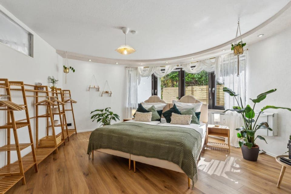 Bed, Photo of the whole room, Seating area, Bedroom, towels, wardrobe