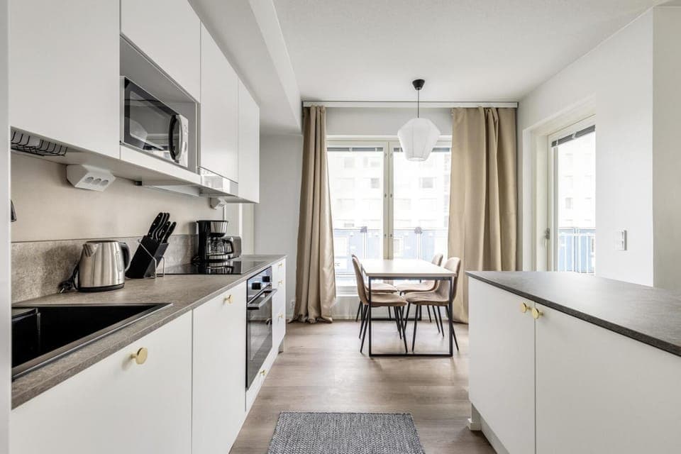 Coffee/tea facilities, Kitchen or kitchenette, Dining area, oven, stove, toaster