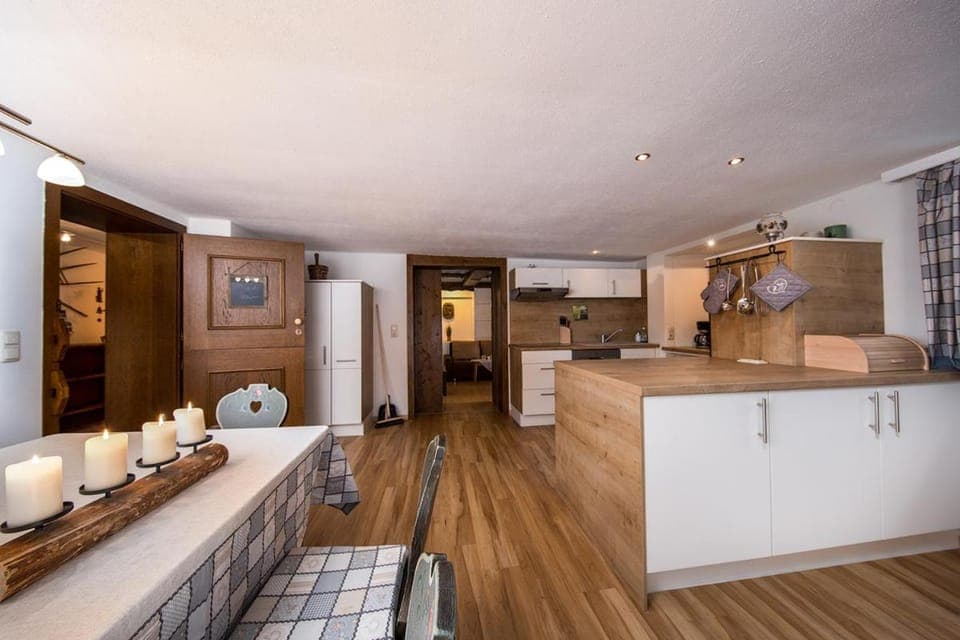 Kitchen or kitchenette, Dining area, minibar, pet friendly, stove, kitchen