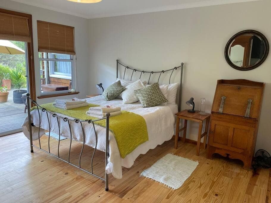 Bed, Bedroom, towels