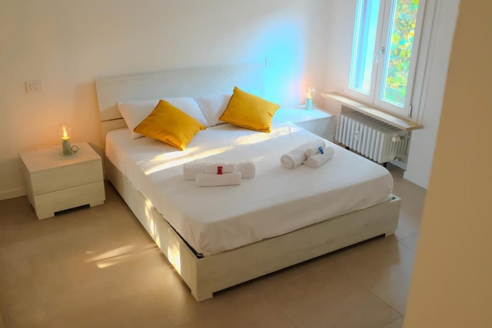 Bed, Bedroom, towels