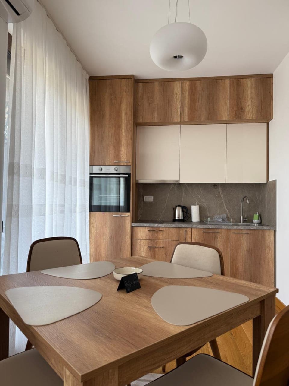 Coffee/tea facilities, Kitchen or kitchenette, Dining area, dishwasher, oven