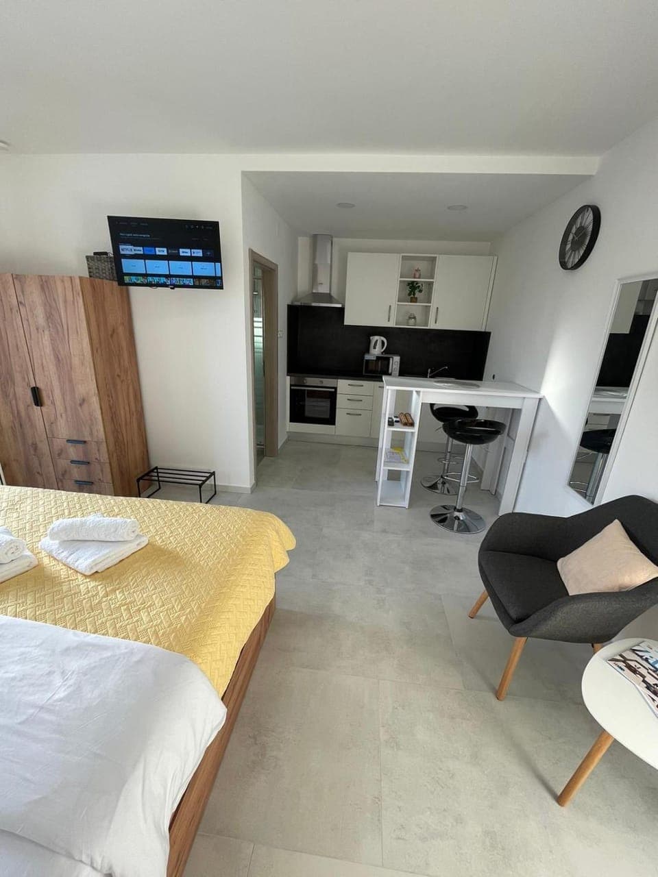 Bed, TV and multimedia, Dining area