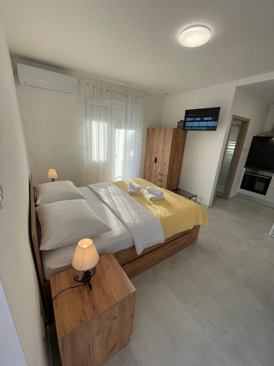 Bed, TV and multimedia, Bedroom, towels