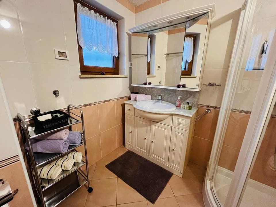 Shower, Bathroom, towels