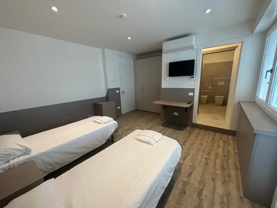 Bed, TV and multimedia, Photo of the whole room, Bedroom, towels