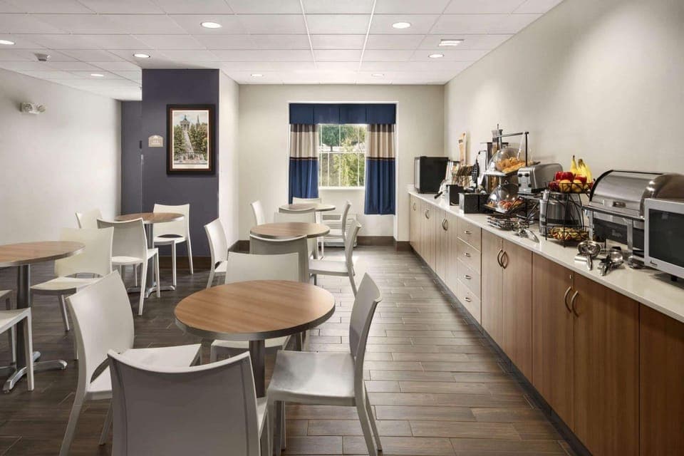 Restaurant/places to eat, On site, Breakfast