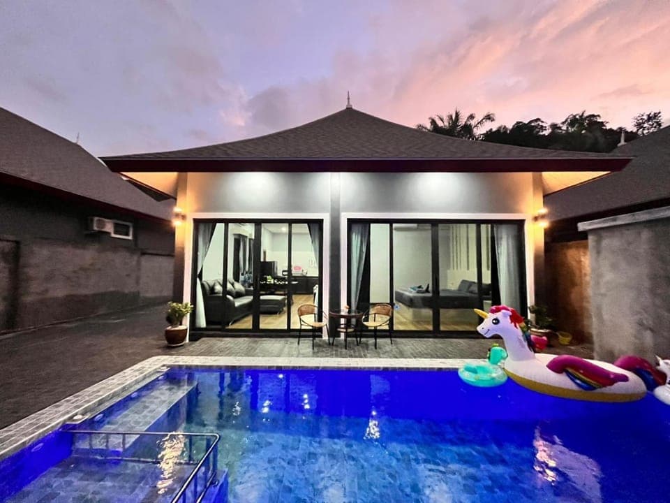Property building, Patio, Pool view, Swimming pool, Swimming pool, sunbed