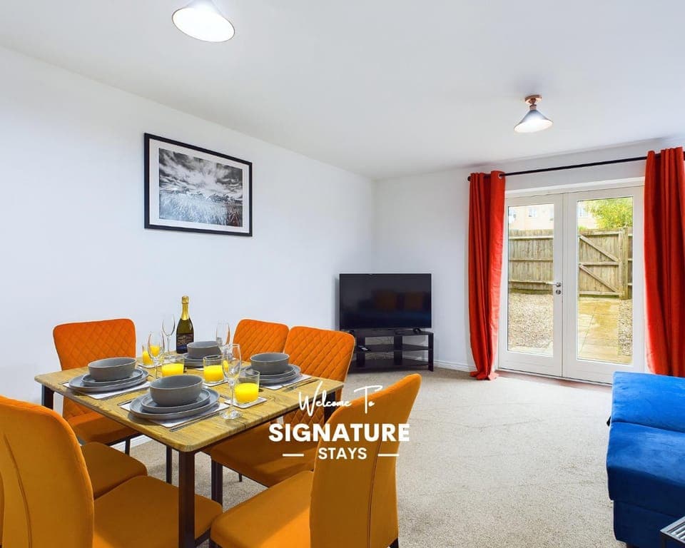 Communal lounge/ TV room, TV and multimedia, Living room, Seating area, Dining area, Evening entertainment