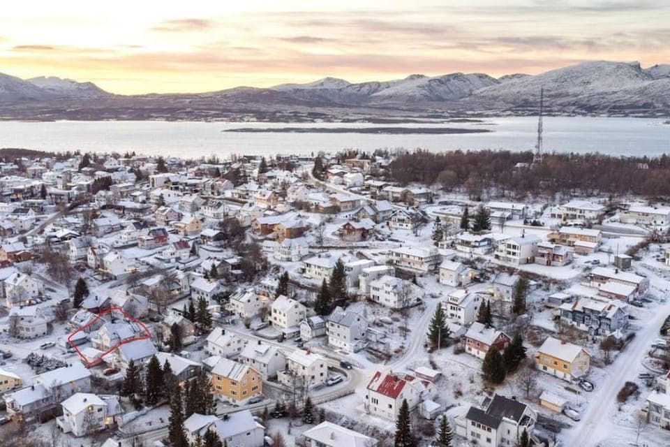 Neighbourhood, Natural landscape, City view