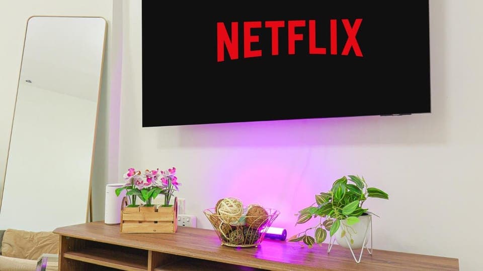 Communal lounge/ TV room, TV and multimedia, Evening entertainment, Text overlay