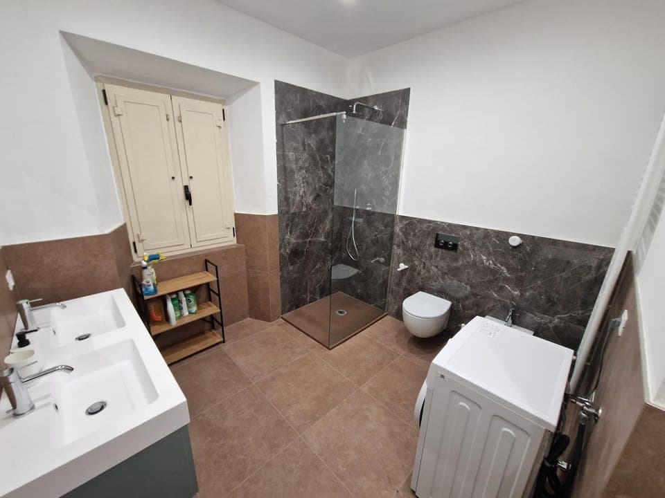 Shower, Toilet, Bathroom, towels