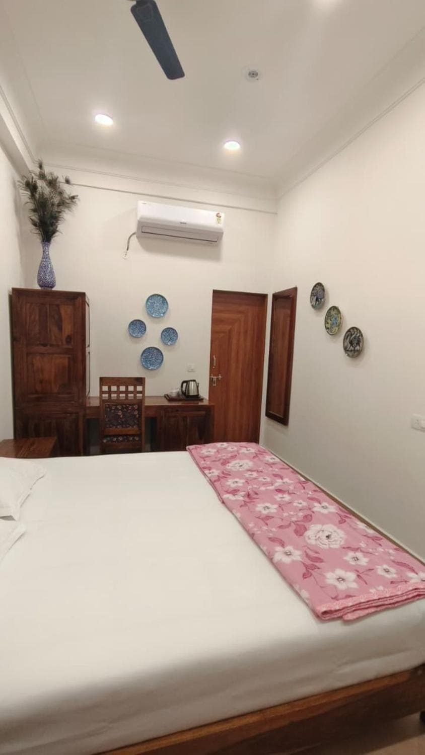 Bed, Coffee/tea facilities, Photo of the whole room, furniture, wardrobe, air conditioner