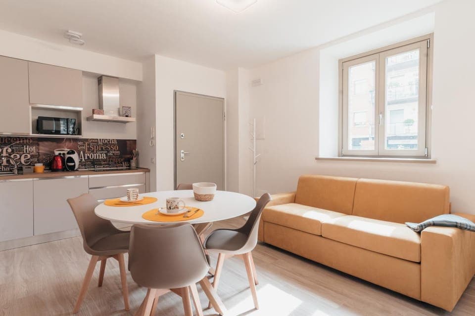 Kitchen or kitchenette, Living room, Seating area, Dining area