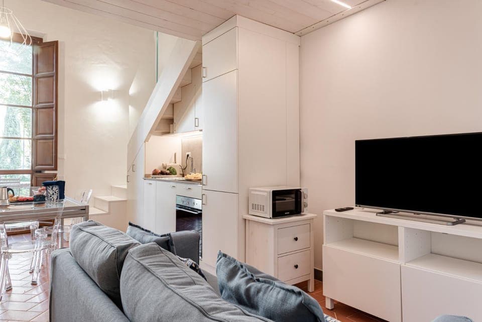 Communal lounge/ TV room, TV and multimedia, Living room, Seating area, microwave