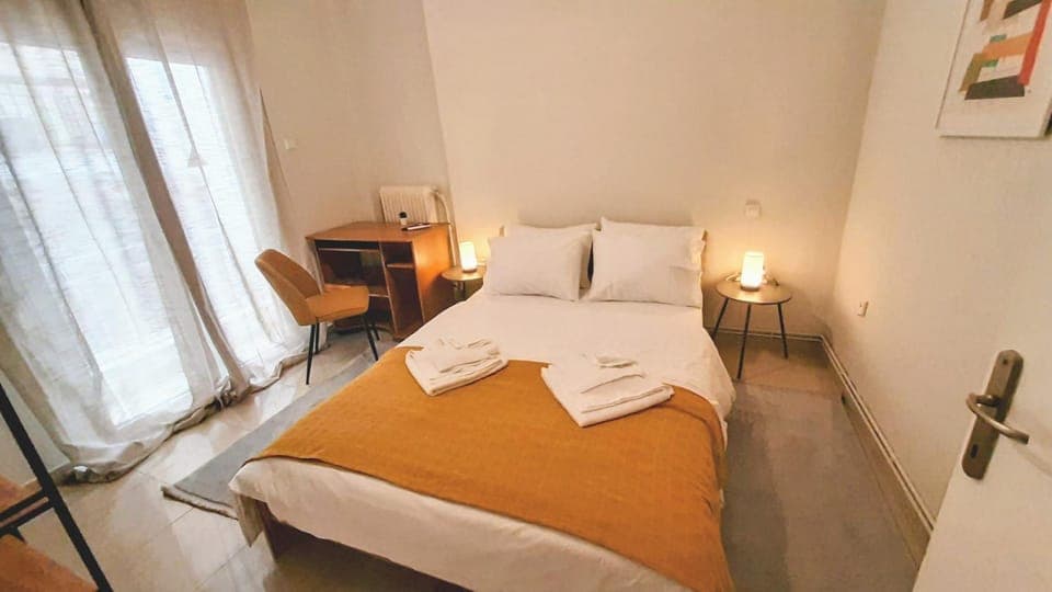 Bed, Bedroom, flat iron, towels